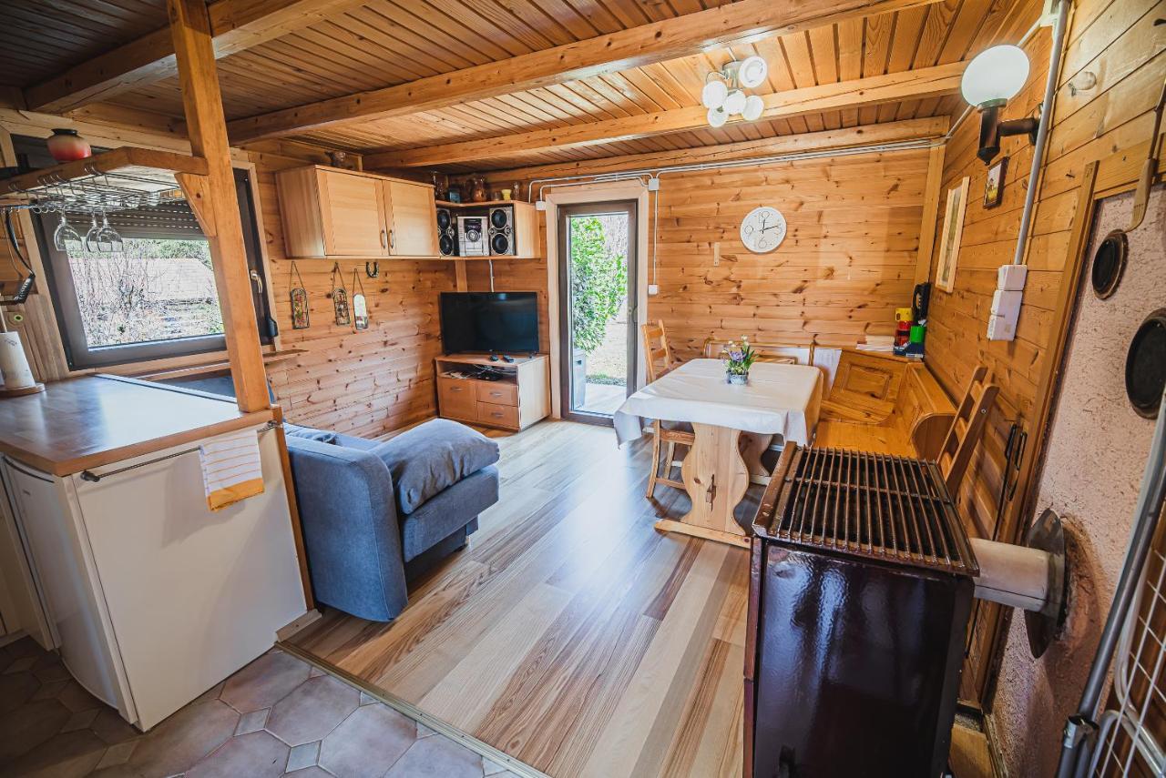 Wooden Cabin Zurej With Hot Tub Bukovje v Babni Gori Bagian luar foto