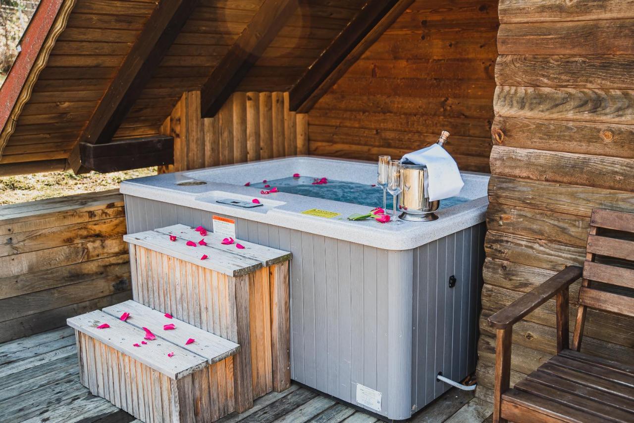 Wooden Cabin Zurej With Hot Tub Bukovje v Babni Gori Bagian luar foto
